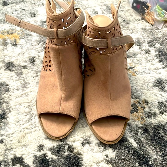 Cute tan summer shoe for the ladies - Picture 1 of 3